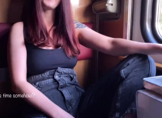 Пацан пялит в поезде рыжеволосую сучку с большой задницей