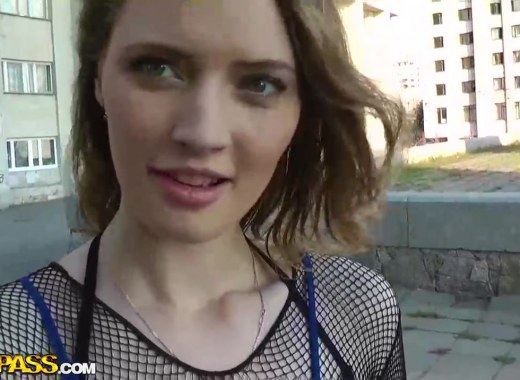Иностранец ебет на набережной русскую сучку в сексуальном нижнем белье